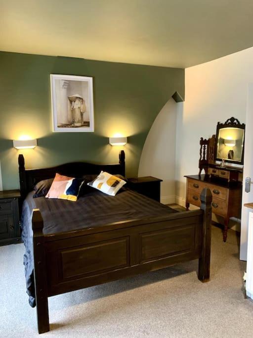 Chic Townhouse Near Tunnels Beaches 일프러컴 외부 사진