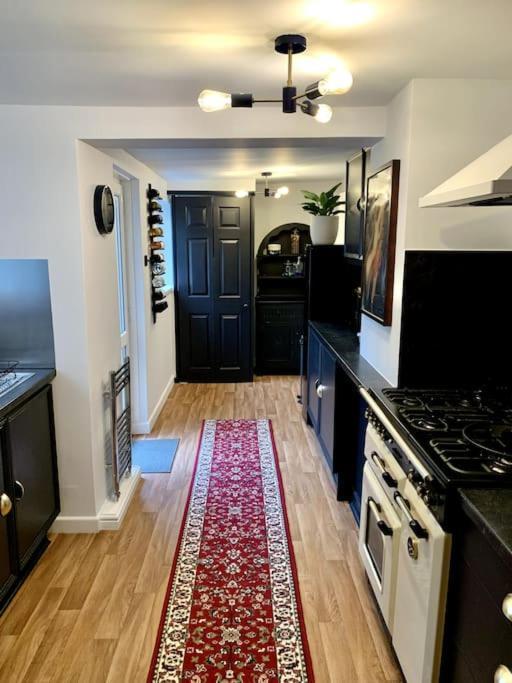 Chic Townhouse Near Tunnels Beaches 일프러컴 외부 사진